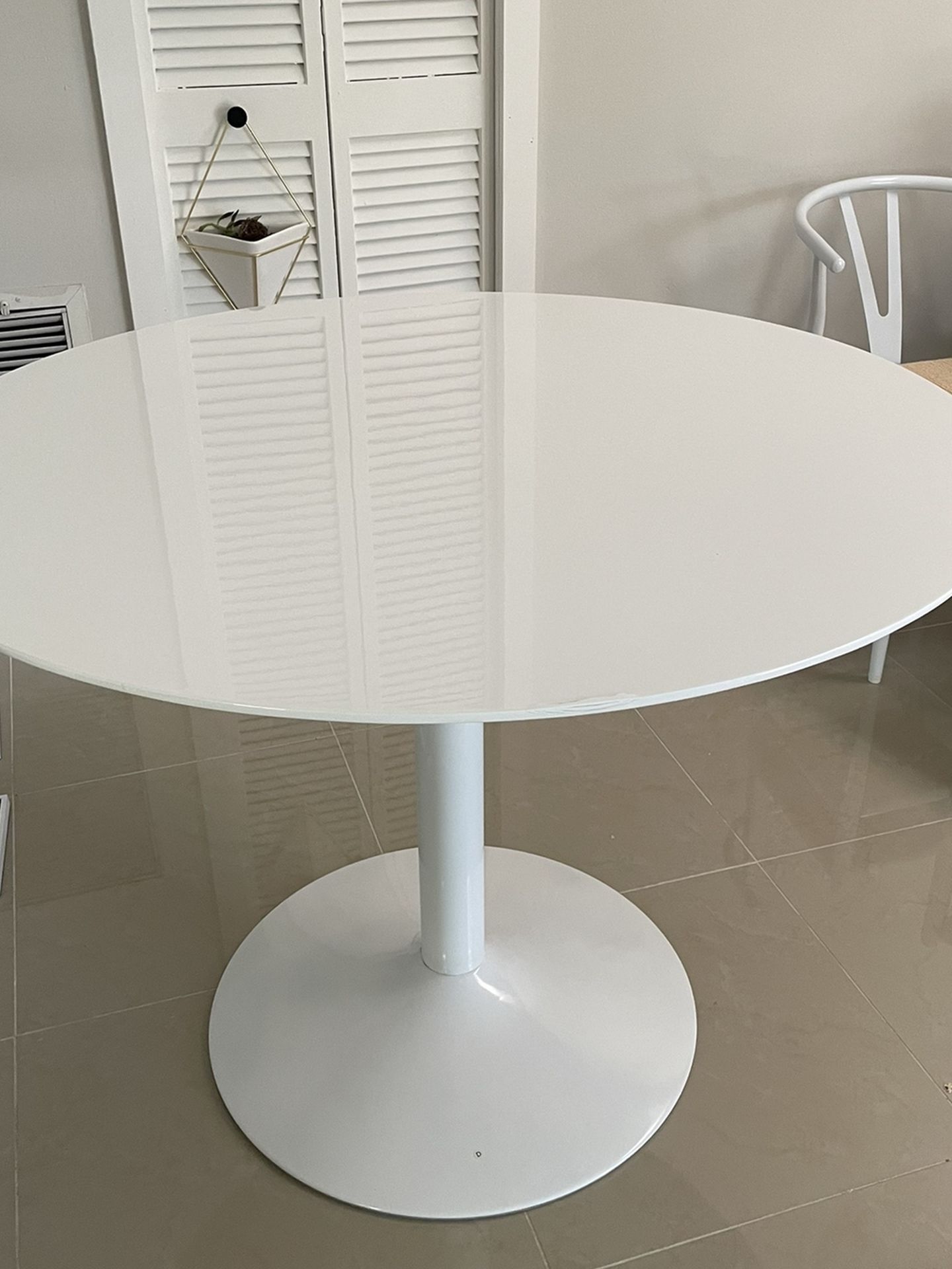 40” Round White Tulip Table 