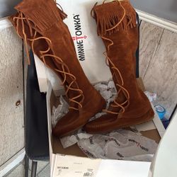 Minnetonka Women’s Leather Moccasin Boots Size 6 