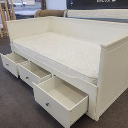 🎈🎈🎈TWIN SIZES DAY BED WITH MATTRESS 🎈🎈
