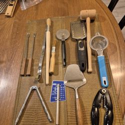 Lot of thirteen very useful kitchen utensils