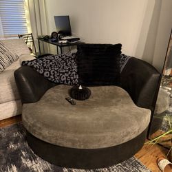Circle Couch . 60$ 