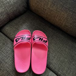 WOMENS FILA SLIDES SIZE 8