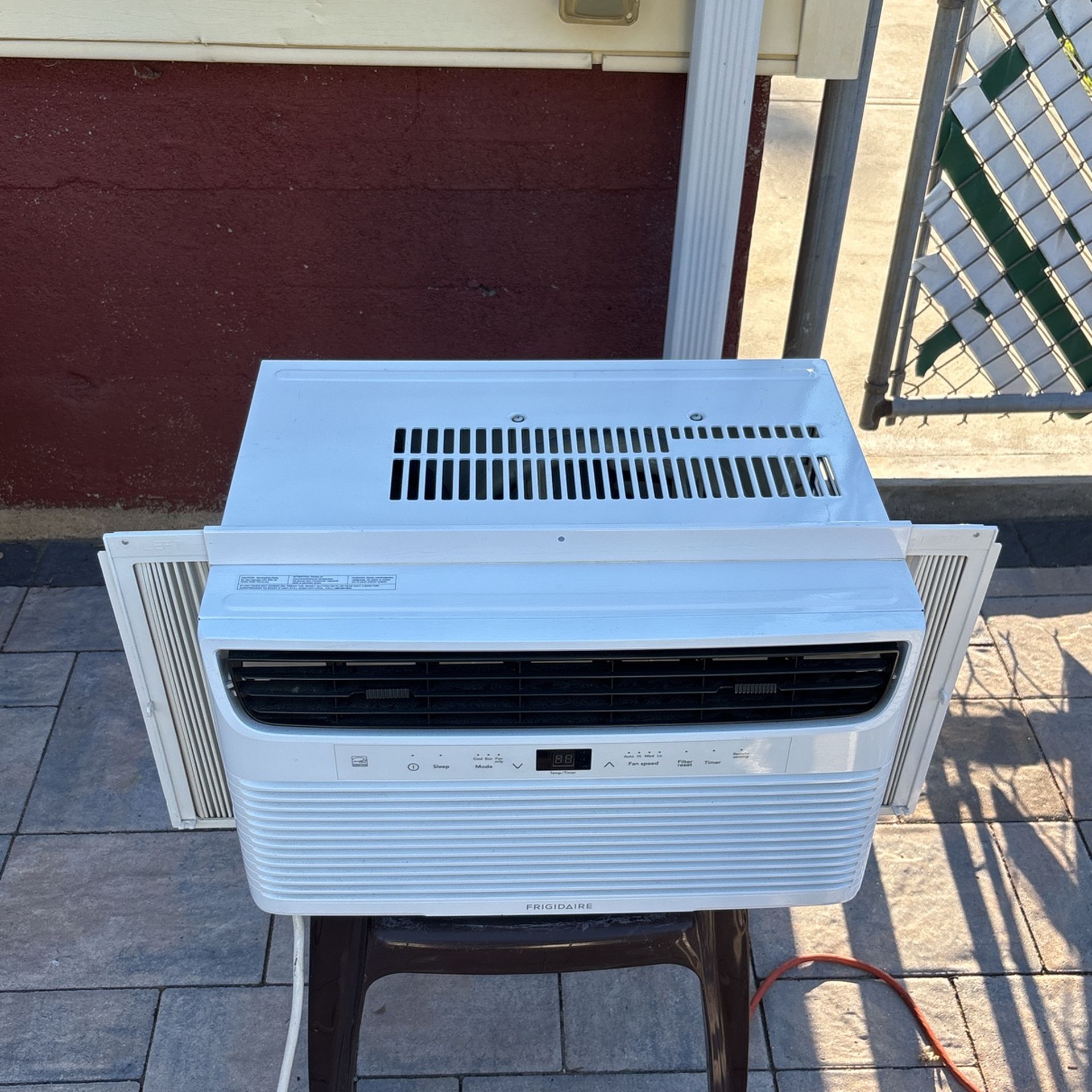 FRIDGAIRE 8000 BTU AC UNIT