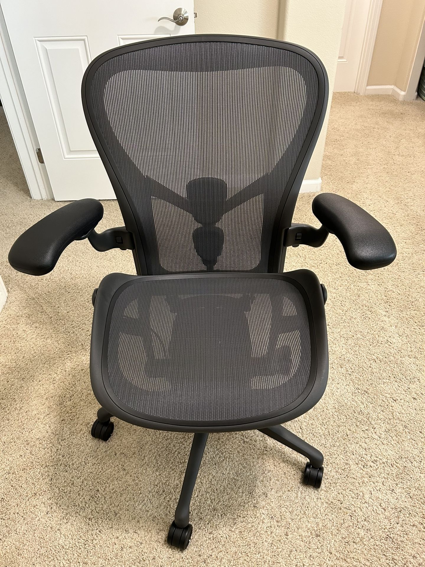 Herman Miller Aeron Chair β Size C, Remastered (Bought Jan 2025)