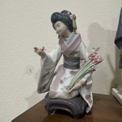 Lladro ( Geisha Girl)