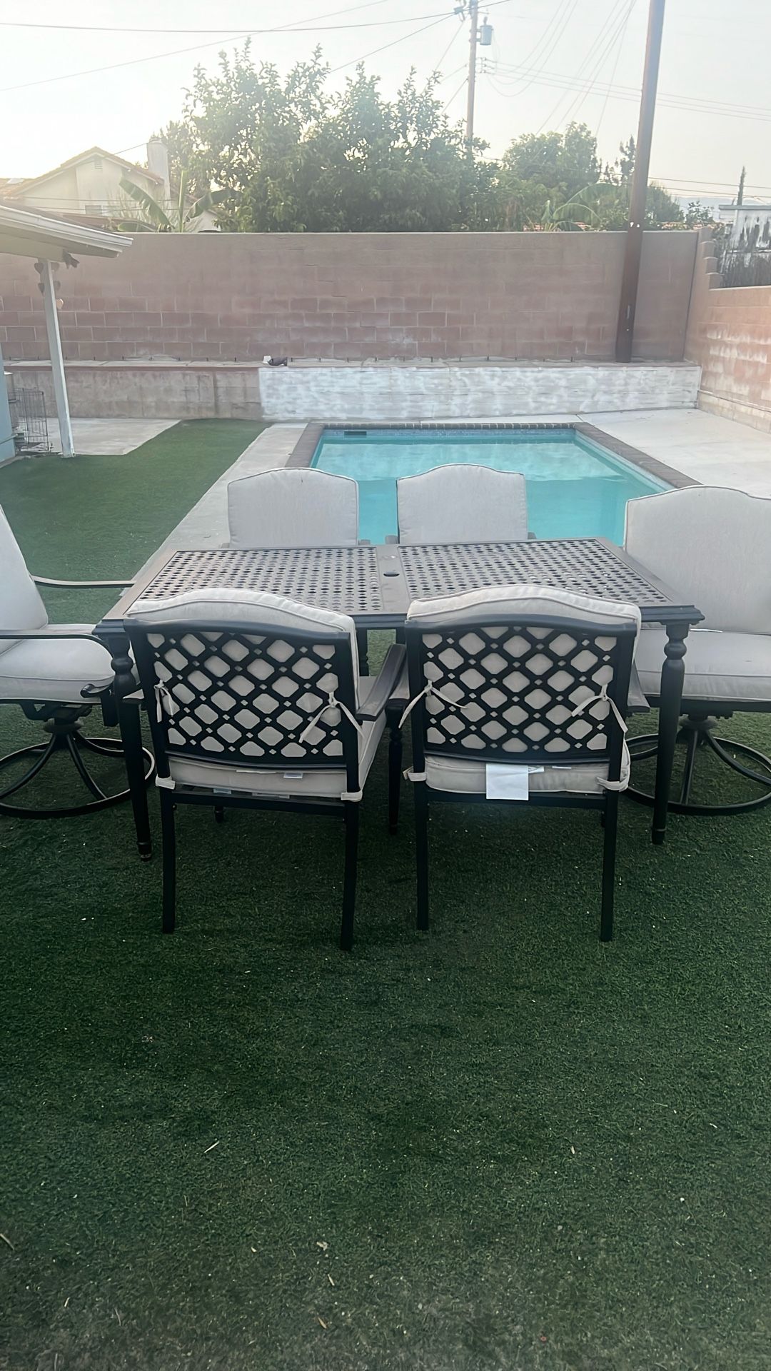 Table W/chairs
