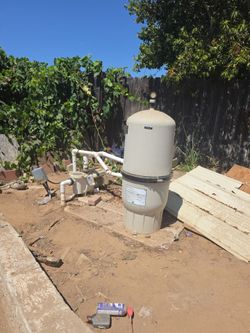 Pool cleaning pump with filters running