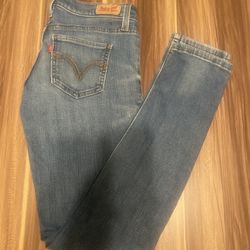 Woman’s Levi’s Jean Size 3                                      11
