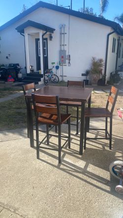 Five pieces dining set high style good condition size H36” W38” L38”