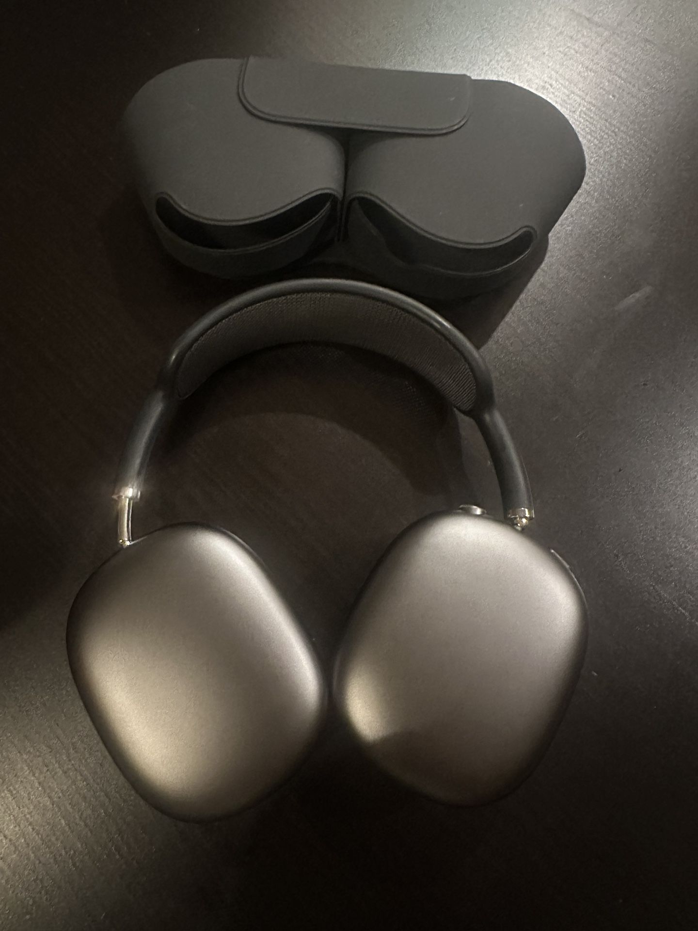 AirPods Max Space Grey Like New With Case