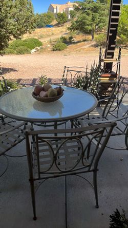 5 Metal Chairs And Table