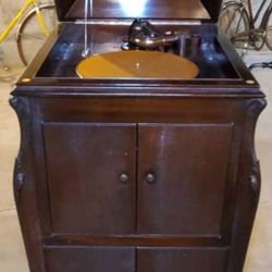 VICTOROLA TALKING MACHINE