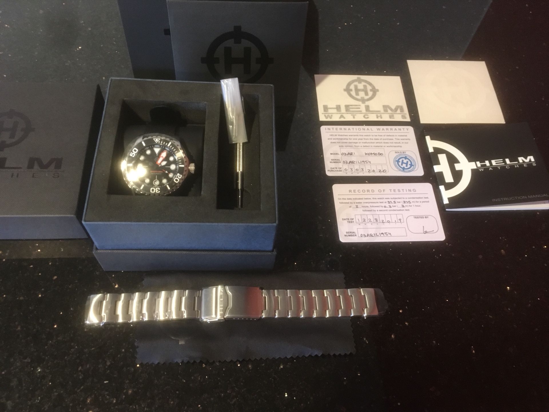 HELM KOMODO | BLACK DIAL/WHITE INDICES | OYSTER BRACELET | FULL KIT