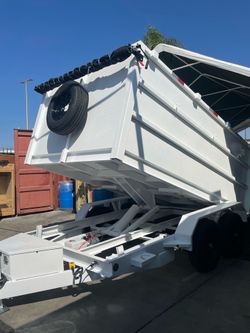 Scissor lift dump trailer