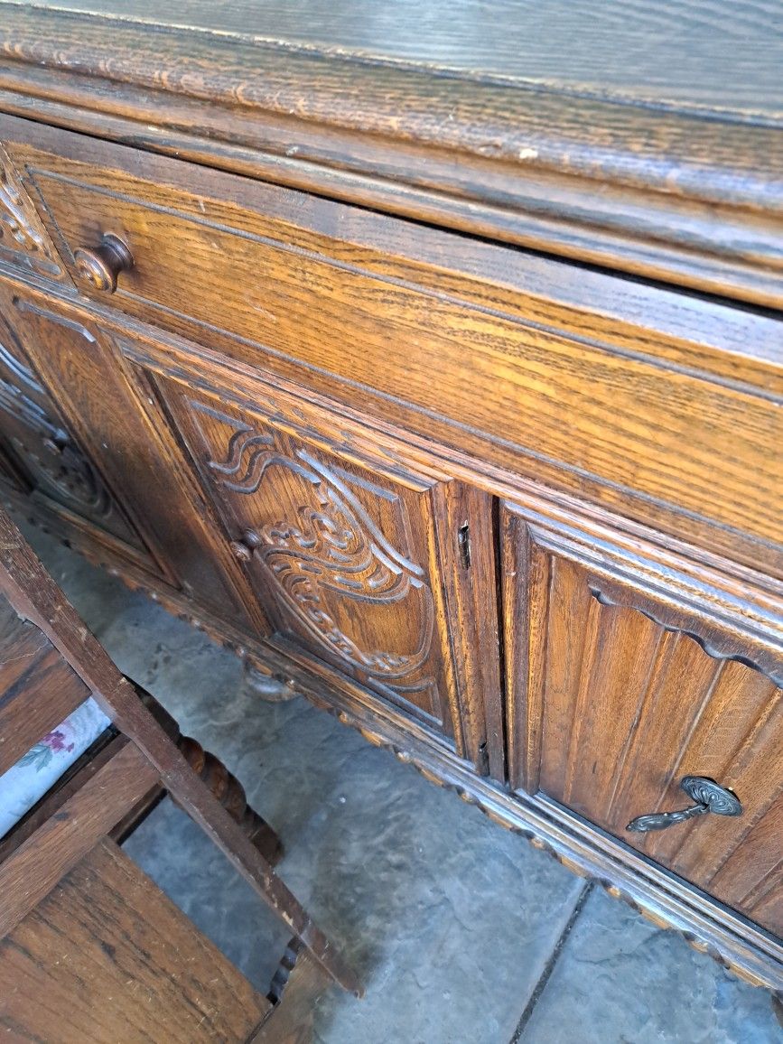 Thrust your drawer and table with chairs