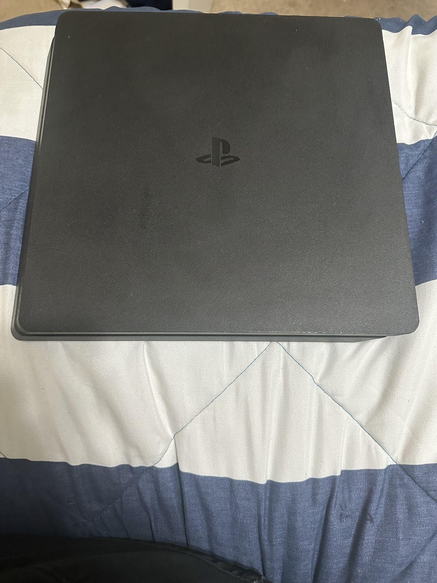 PS4 Slim + 2 Controllers & 5 Games
