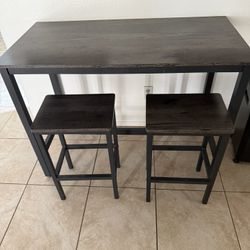 Table w/2 Bar Stools