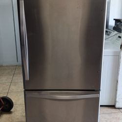 Whirlpool Refrigerator Works Great.