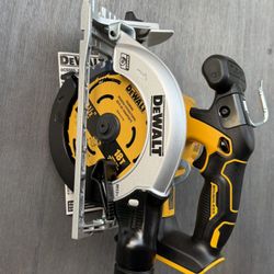 DEWALT 20V MAX Cordless Brushless 6-1/2 in. Sidewinder Style Circular Saw (Tool Only) Price is firm $130