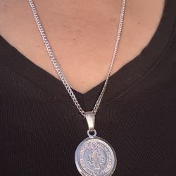 Plata 925 cadenita con medalla san Benito largo 22 pulgadas.