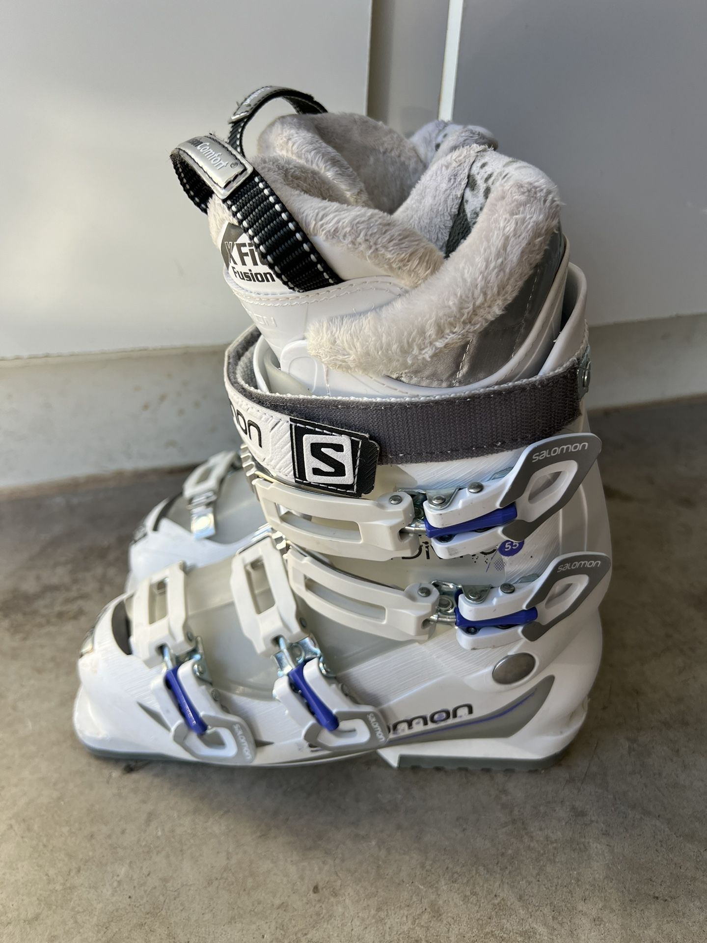Salomon Ladies Ski Boots size 7 US, Mondo 24 