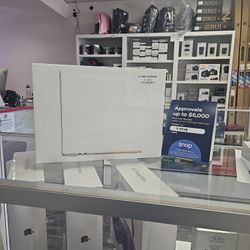 2023 Apple Macbook Air 13in/ M2 Chip/8gb/256gb/Starlight