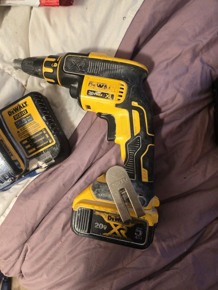 Dewalt Drywall Screw Gun With 2 20v Batteries And Charger