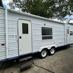 2006 Jayco 26ft Slide Out Queen Bed Excellent Condition