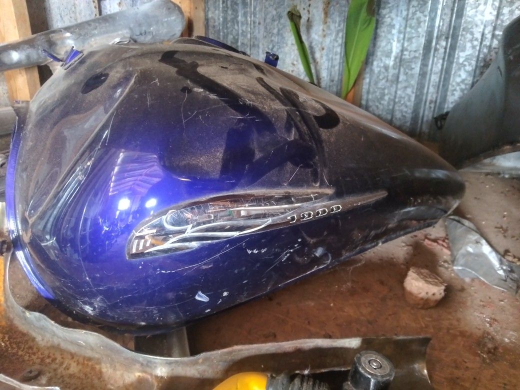 Photo Custom motorcycle gas tank holds 5 gallons