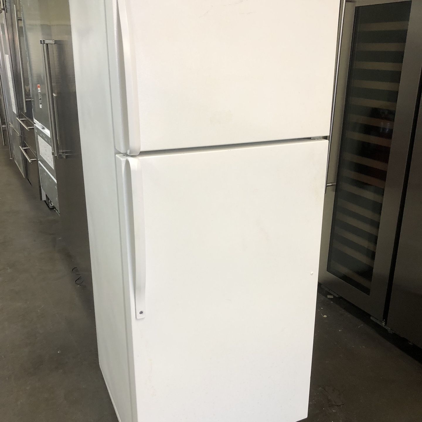 Amana White Apartment Size Refrigerator 