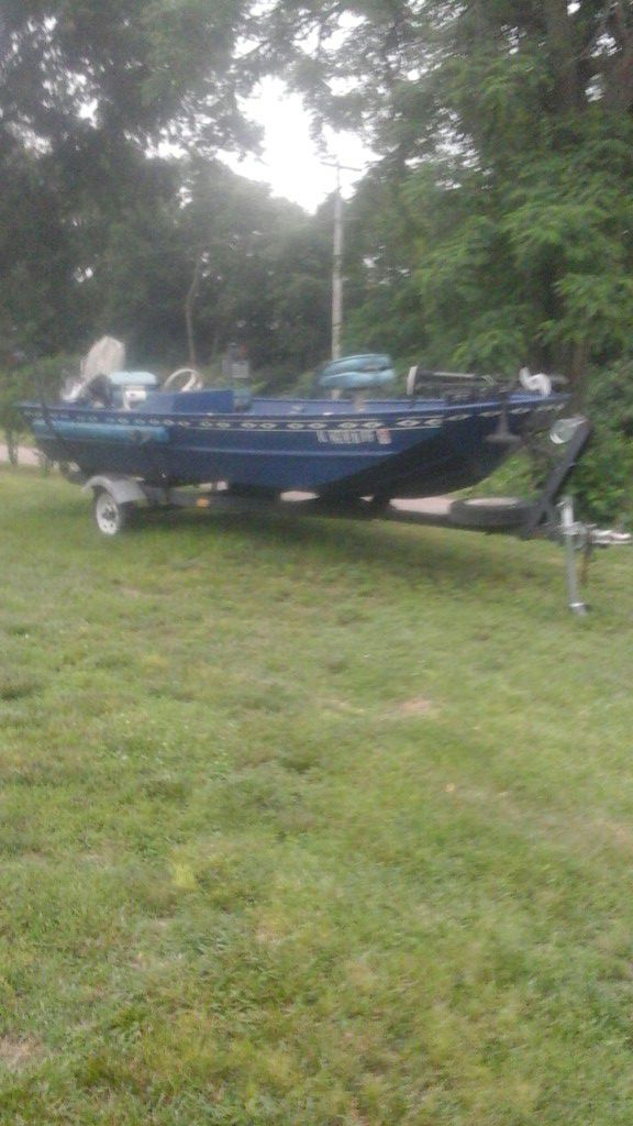 Jon boat 18' with tilt trailer in very good condition.