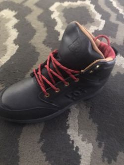 Brand new all condition DC SHOES boot size 8