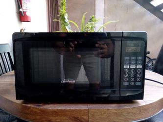 BLACK 700 WATT SUNBEAM MICROWAVE OVEN