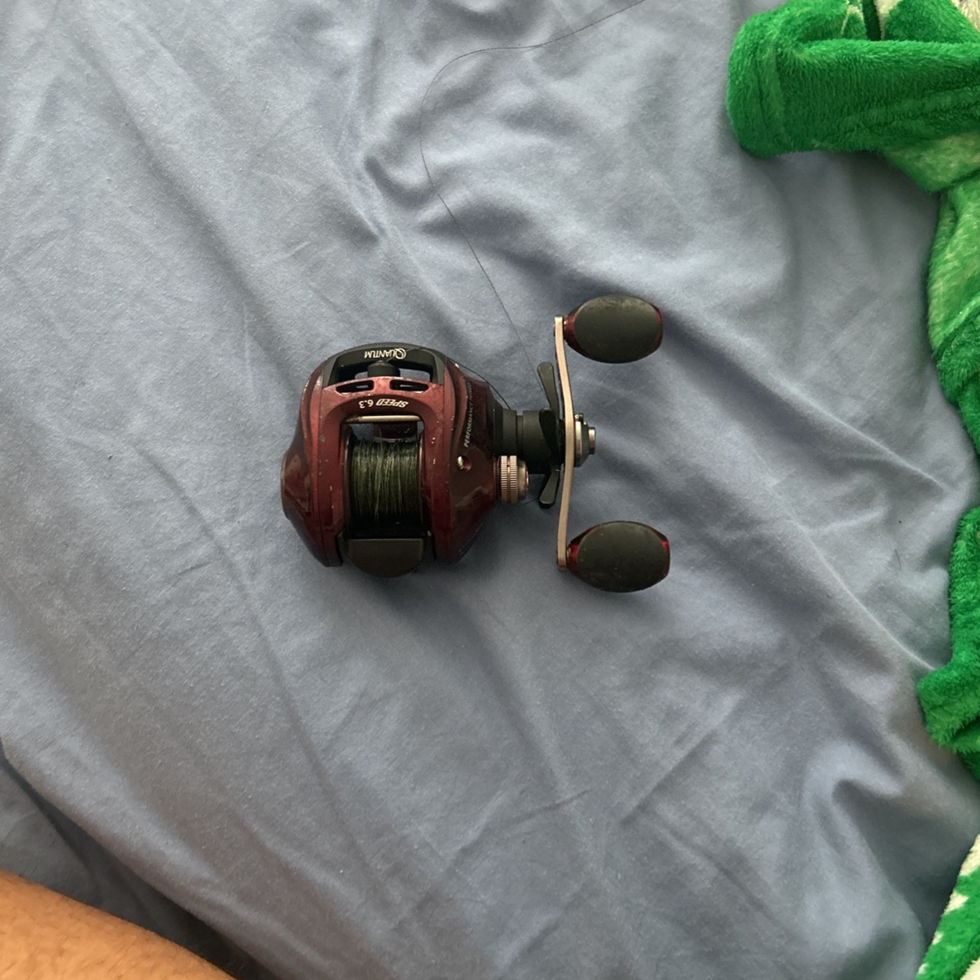 quantum baitcaster fishing reel