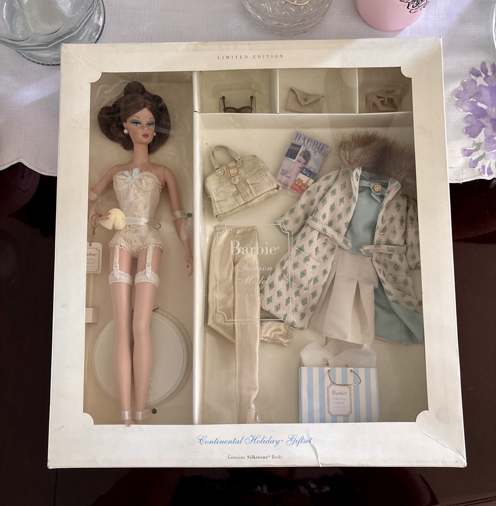 Continental Holiday Silkstone Barbie 2001 Matel
