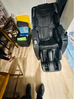 Insignia Zero Gravity Massage Chair - Bluetooth - Like New