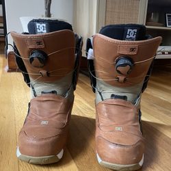 Women’s Snowboard Boots - Size 8.5 - DC Mora