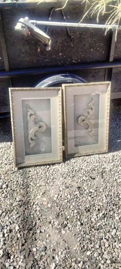 Selling 2 Paris of pictures frames