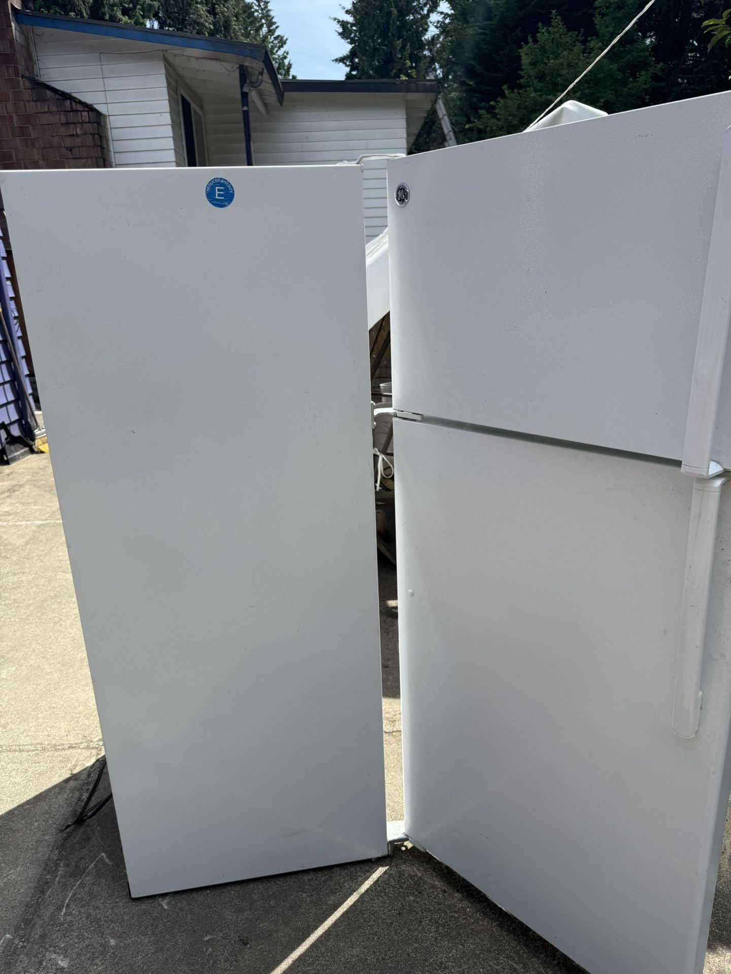 EG Refrigerator – Clean & Works Great