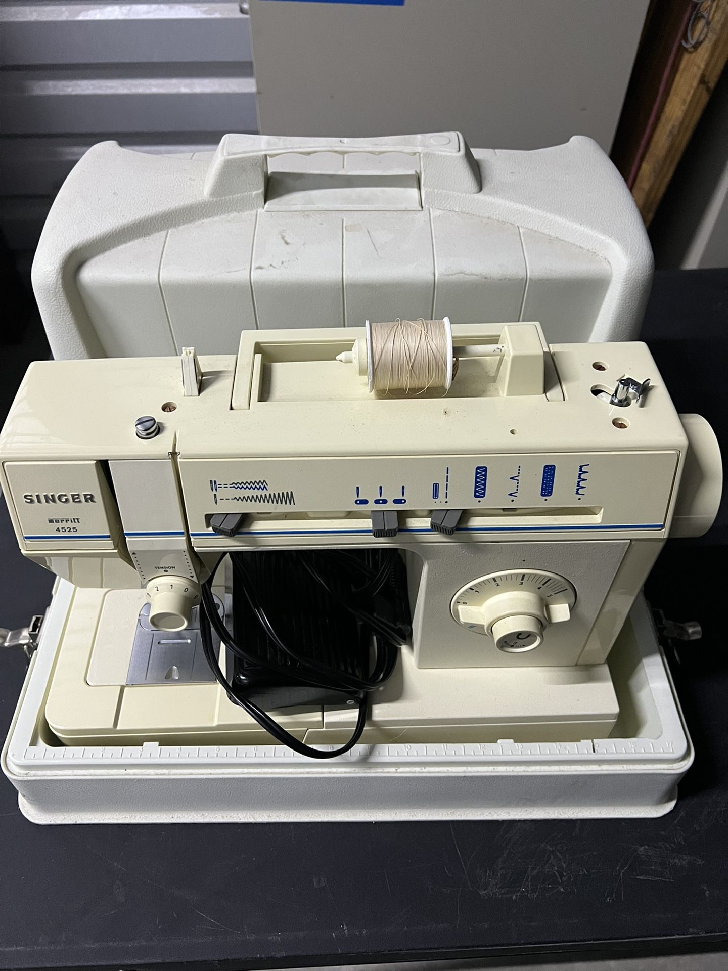 Singer Sewing Machine With Extras (model 4525)