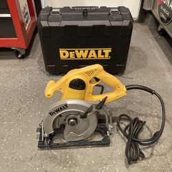 Saw DeWalt Circular Like New 