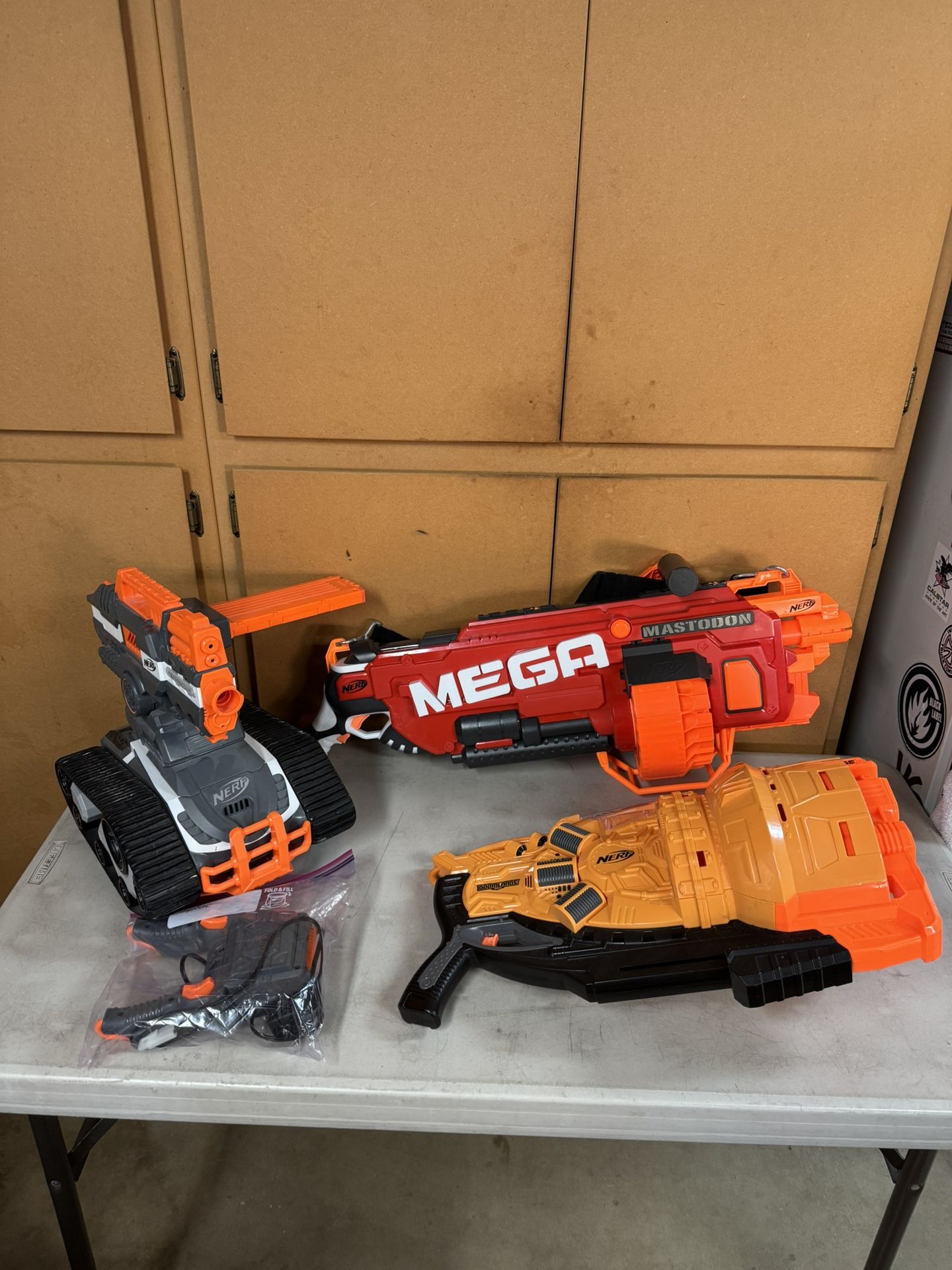 Nerf RC Terrascout Tank & 2 Nerf Guns The Judge & Mastodon