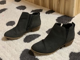 13 M Nordstrom’s girls shoes!