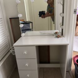 Little Girls Vanity With Ottoman With Lights 