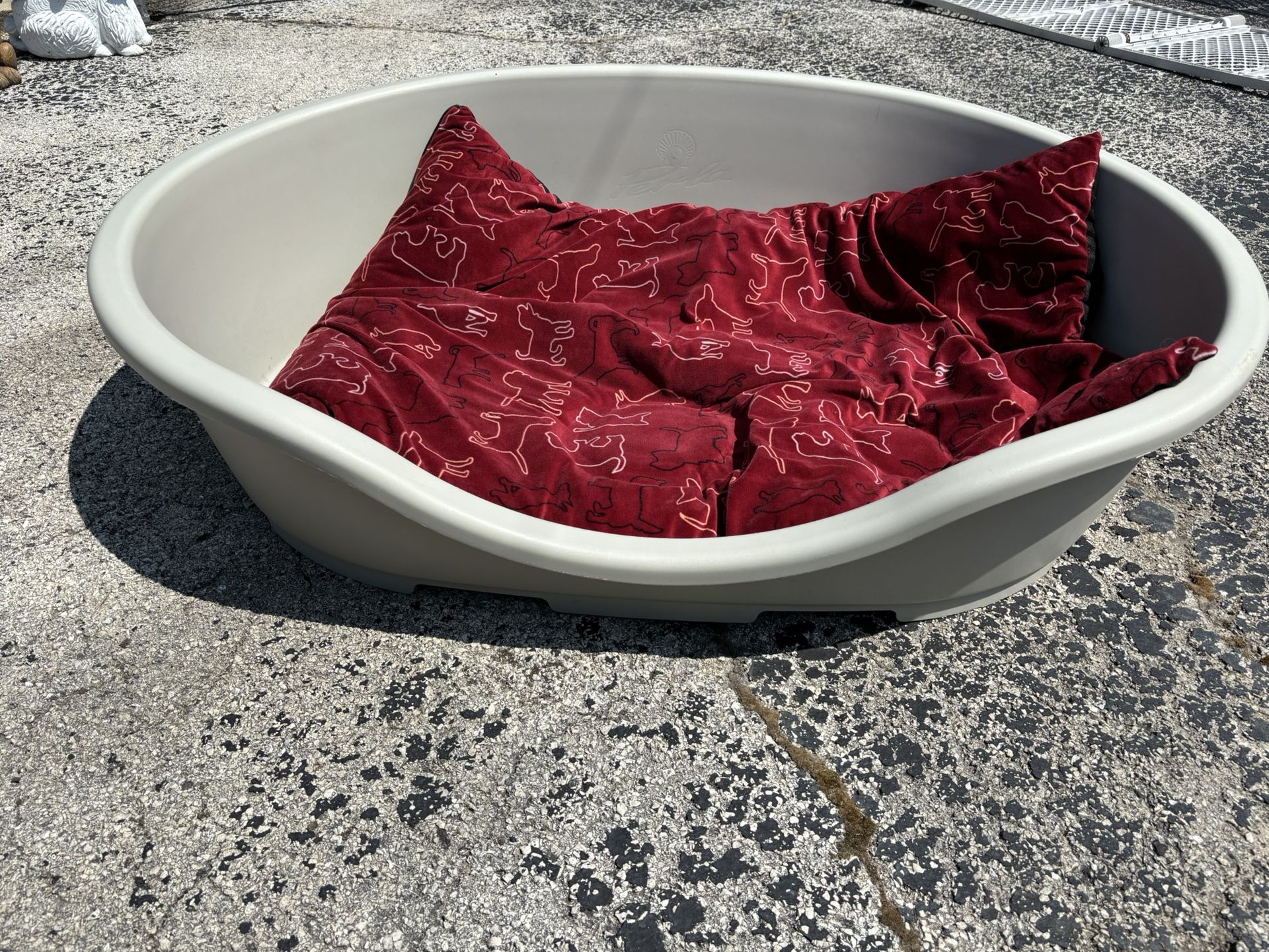 XXL Perla dog bed. Plastic dog bed with ventilation. Easy to clean