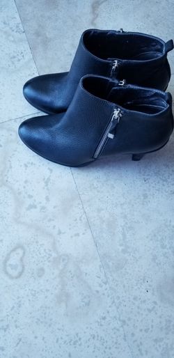 TAHARI LEATHER BOOTS