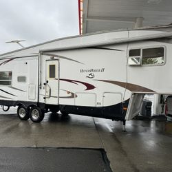 2008 32 Ft Hitchhiker 5th Wheel With 3 Slide Outs