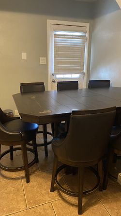 Solid Wood Extendible Dining Set For 6 W/Rotating Stool Chairs Pre-owned ( 2 Spots on the side )