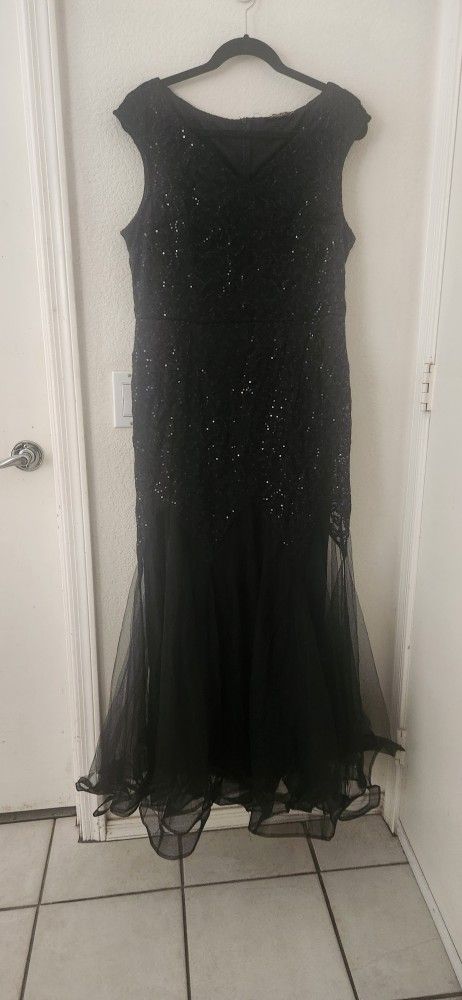 Elegant Evening Gown/ Dress