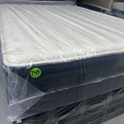 QUEEN SIZE STEARNS & FOSTER LAKERIDGE (FIRM) PILLOW TOP MATTRESS & BOX SPRING BED SET